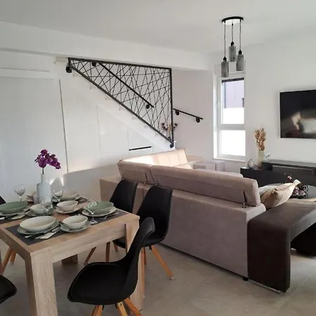 Elegant Ilma With Pool *