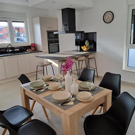 Elegant Ilma With Pool فوديس