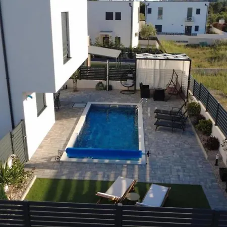 Elegant Ilma With Pool فيلة *