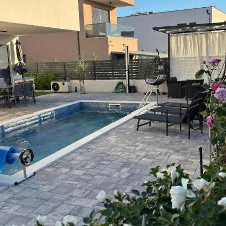 Elegant Ilma With Pool فيلة فوديس