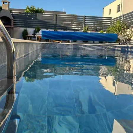 Elegant Ilma With Pool *