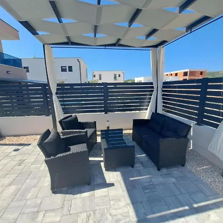 Elegant Ilma With Pool *