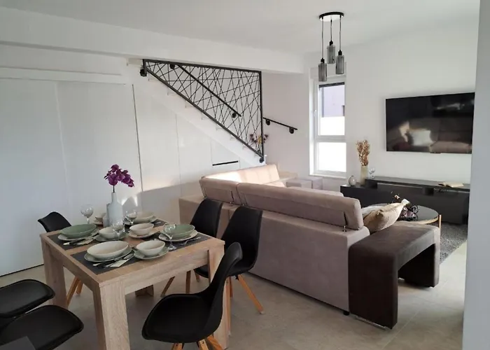 Elegant Ilma With Pool *