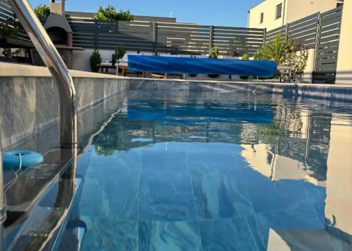 Elegant Ilma With Pool *