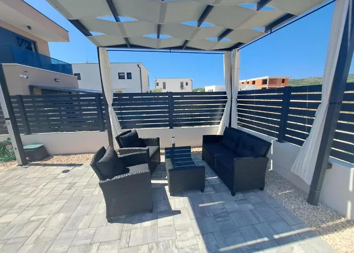 Elegant Ilma With Pool *